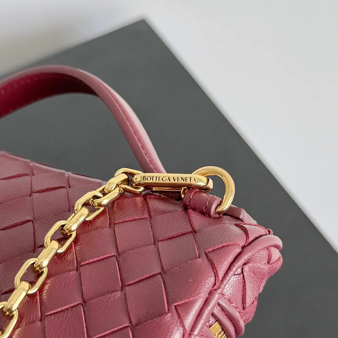 Batch 1480 BOTTEGA VENETA2025 new women's small Soft Vanity cosmetic bag, using the classic Intrecciato weaving technique, inheriting the classics, the ring buckle design 😎 The light metal chain gives you a high-end sense of matching, the chain is removable, and it can be used as a handbag ~ An elegant small bag that is perfect for participating in events. The overall body of the bag is as soft as marshmallow and can be easily kneaded, showing the strong toughness and high-end feel of the leather. The touch of sheepskin is so amazing. It is so healing when pinched! I have absolutely no resistance to small bags! ! ! Style No.: 843800 Color: Barro Red Size: 19*14*3cm